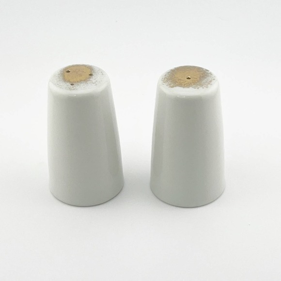 Vintage New Virginia Red Cardinal Salt & Pepper Shakers - Picture 2 of 4